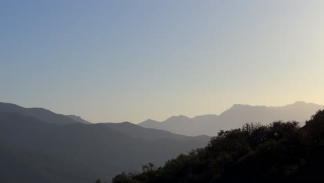 Silueta-De-Montaña-Contra-El-Cielo-Hermosa-Sensación-De-Paz-Al-Atardecer