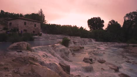 Las-Hermosas-Aguas-Termales-De-Saturnia,-Italia