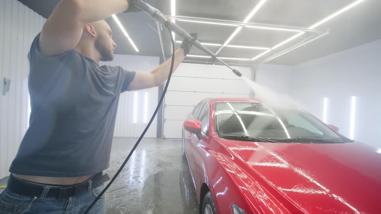자동차 세탁: 거품과 고압 물로 청소.