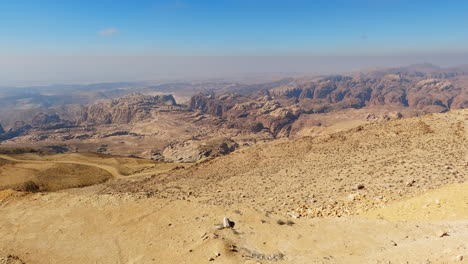 Amplia-Panorámica-De-Los-épicos-Acantilados-Del-Cañón-De-Arenisca-De-Wadi-Rum