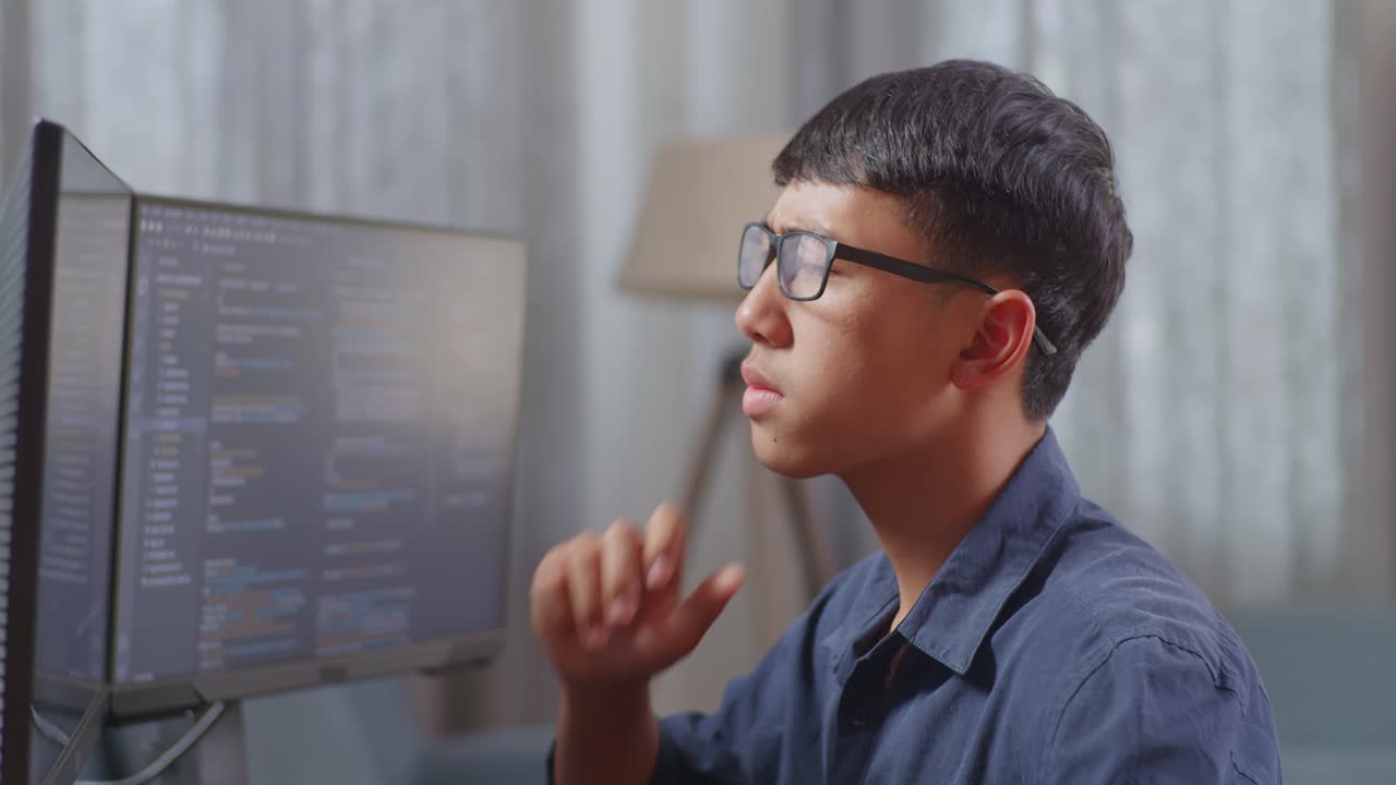 듀얼 모니터에서 코드에 초점을 맞춘 젊은 프로그래머