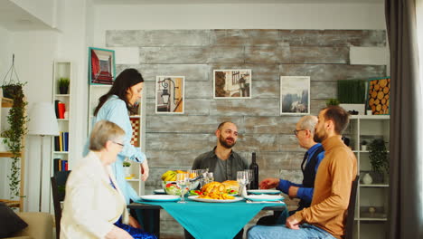 padres almorzando con su hija y su marido