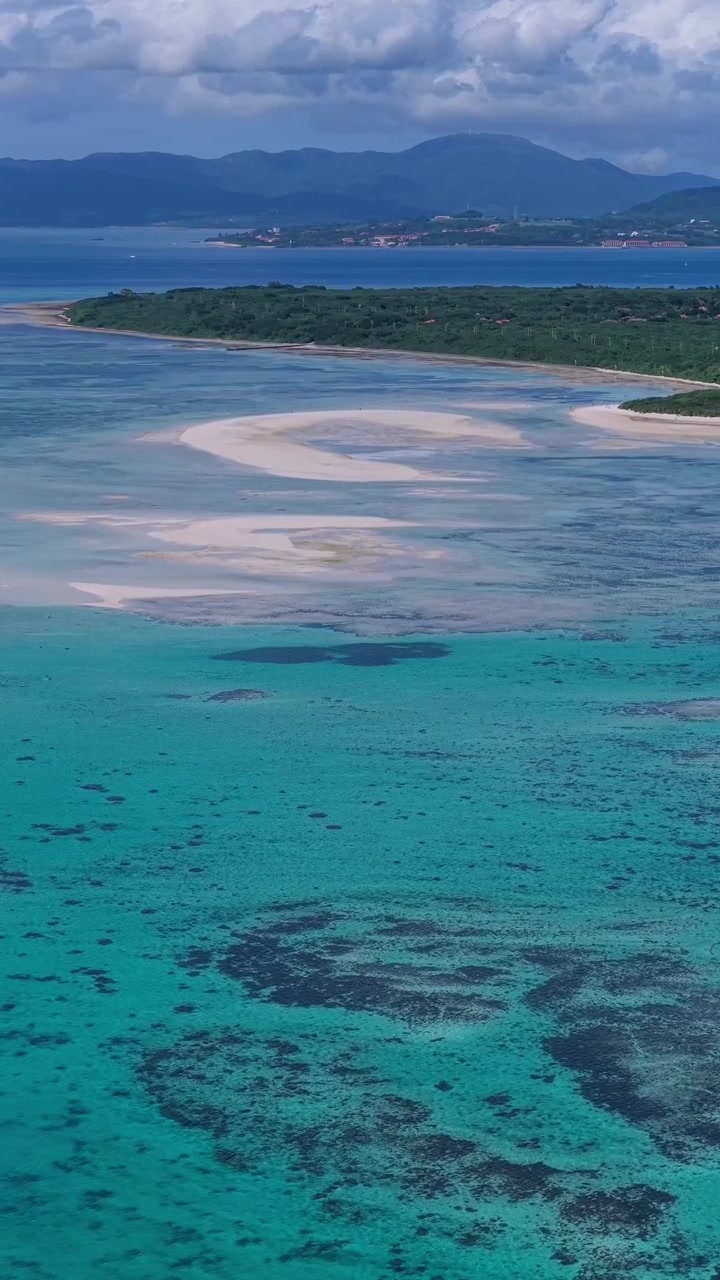 Vista aerea rotante attorno al famoso banco di sabbia e alla barriera corallina di Kondoi Beach nella laguna di Sekisei, isola di Taketomi, Okinawa, Giappone