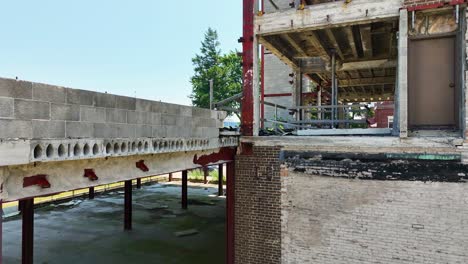 pedestal en ángulo hacia arriba para mostrar detrás del edificio