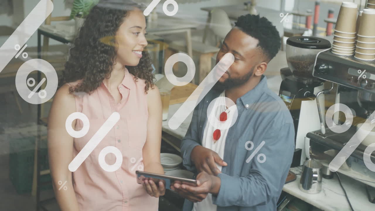 animación de signos de porcentaje sobre diversas personas con computadora portátil en la cafetería