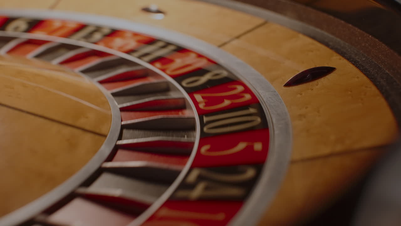 primer plano de una rueda de ruleta en un casino