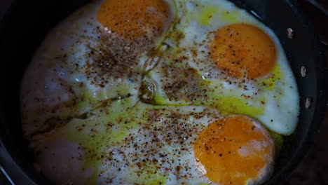 cocinar huevos fritos en una sartén con especias