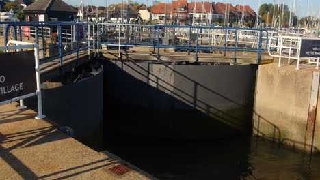 Foto-De-Las-Compuertas-Cerradas-En-El-Lado-Solent-De-Hythe-Marina.