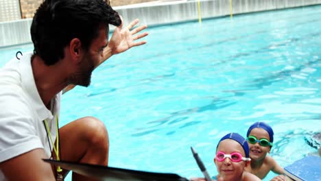 Entrenador-Dando-Clases-De-Natación-A-Sus-Alumnos.