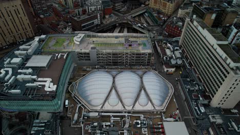 Vista-Aérea-De-Los-Nuevos-Tejados-De-La-Estación-De-New-Street,-El-Centro-De-La-Ciudad-De-Birmingham,-Inglaterra