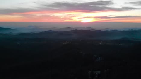 Drohne-Nebligen-Wald-Sonnenuntergang-Enthüllen