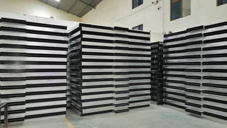 tiro deslizante en un almacén donde se almacenan diferentes tipos de materiales metálicos acabados