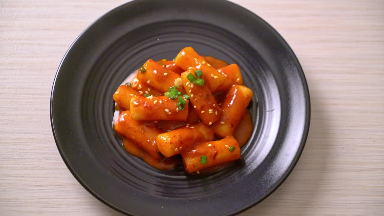 palito de pastel de arroz coreano en salsa picante - tteokbokki
