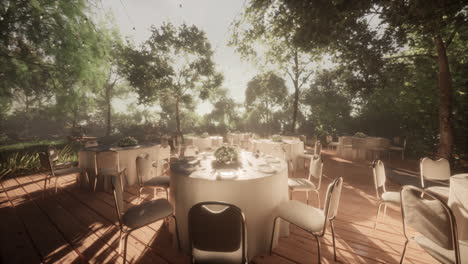 recepción de bodas al aire libre en un jardín exuberante