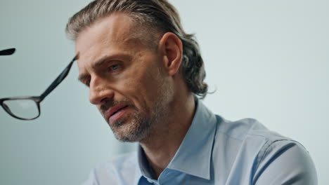 ceo preocupado sentado en el lugar de trabajo solo retrato. hombre de negocios mirando pantalla de portátil