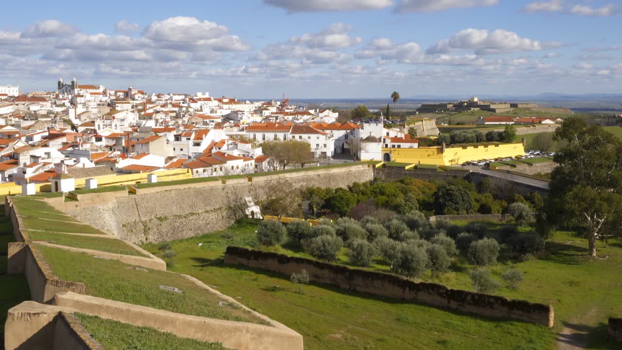 Portekiz, Alentejo'da kale surlarının içindeki Elvas şehri.