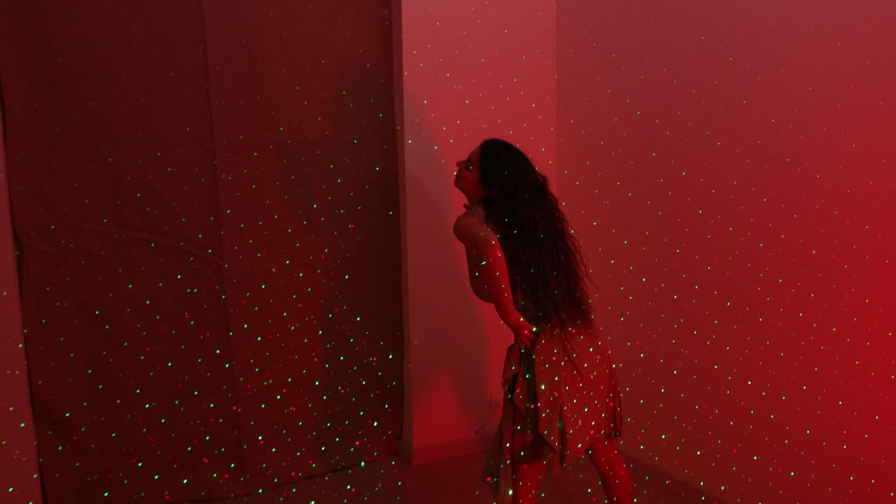 중간  ⁇  모던 댄스 자신감있는 재능있는 백인 여성 미래의 드레스에 빨간 빛과 레이저