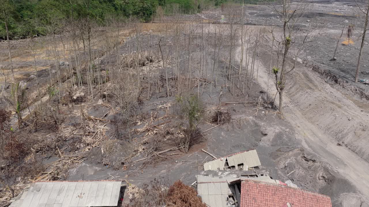 Conseguenze del vulcano Semeru che rivelano un villaggio distrutto e una colata di lahar