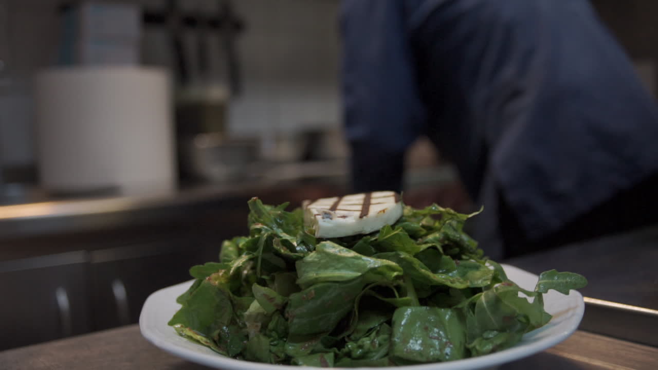 Primo piano di un'insalata preparata in un ristorante italiano
