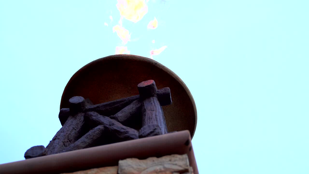 большой пламенный факел с ветром.