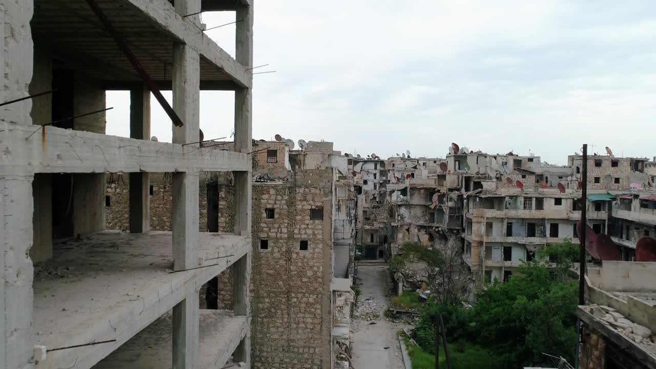 Vista aerea delle strade di Aleppo sotto la luce del sole. Si vedono edifici in rovina della città siriana lungo le strade, 4K.