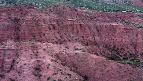 Acantilados-De-Roca-Sedimentaria-Ricos-En-óxido-De-Hierro-Brillan-En-Rojo,-Antena-Argentina