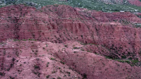 los acantilados de roca sedimentaria ricos en óxido de hierro brillan en rojo, argentina aérea