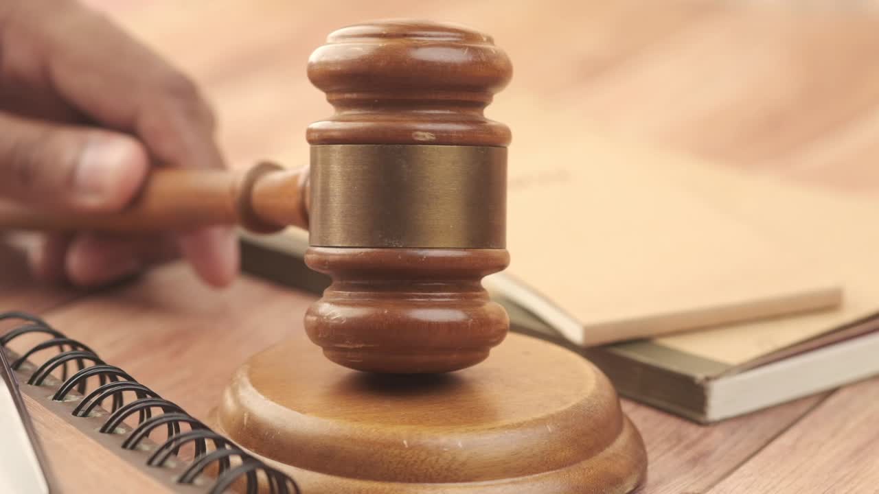 판사의 망치와 책