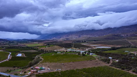 Unwirkliche-Wolken-Im-Zeitraffer-über-Weinbergen-In-Der-Hyperlapse-Landschaft-Südafrikas