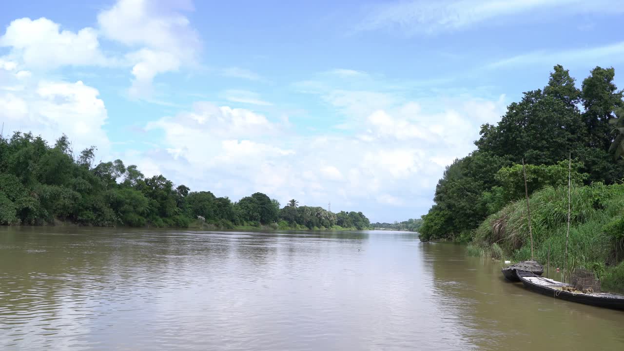 เรือจอดเทียบท่าอยู่ที่ริมแม่น้ำ