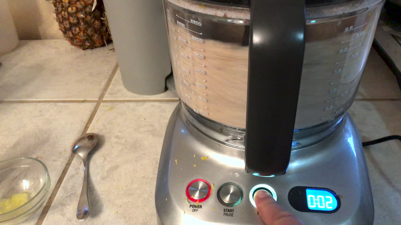 harina de almendras pulsante con los dedos en un procesador de alimentos para productos horneados caseros