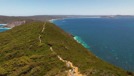 4K-Drohnenvideo,-Das-über-Zwei-Personen-Fliegt,-Die-Den-Bald-Head-Wanderweg-Im-Torndirrup-Nationalpark-In-Albany,-Westaustralien,-Entlang-Wandern