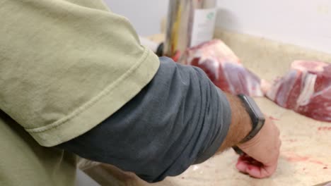 cazador procesando caza salvaje