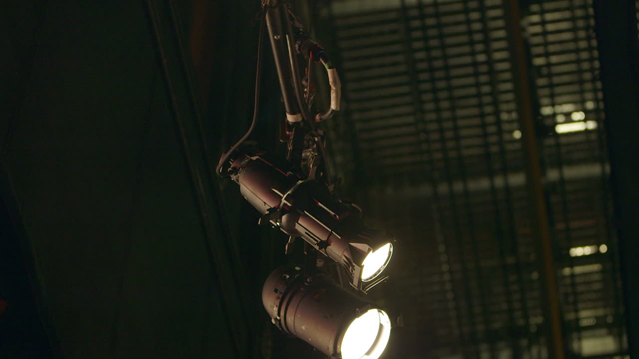 조명 위의 캣워크와 함께 낮은 각도에서 본 극장 무대 위에 설치된 무대 조명의 느린 움직임