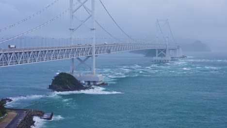 Sturm-über-Der-Naruto-Brücke-Und-Der-Meerenge-Zwischen-Festland-Und-Shikoku