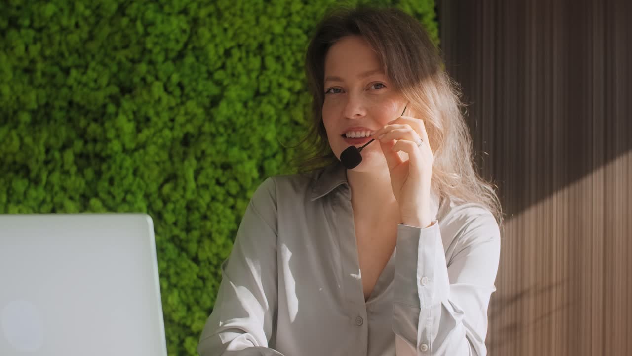 mujer en un centro de llamadas