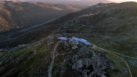 ascensor de sillas de la estación de esquí de thredbo durante el verano seco aéreo con montañas forestales al amanecer, montañas nevadas, nsw, australia
