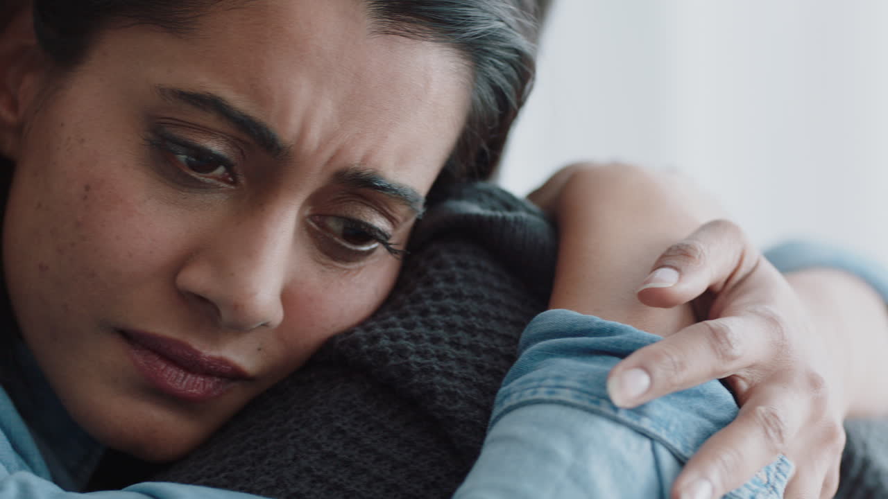 mujer infeliz abrazando a su novio pareja joven con problemas de relación abrazando problemas emocionales compartiendo malas noticias