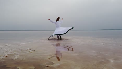 puesta de sol y girando en el mar, sufi. sufi girando (turco: semazen)