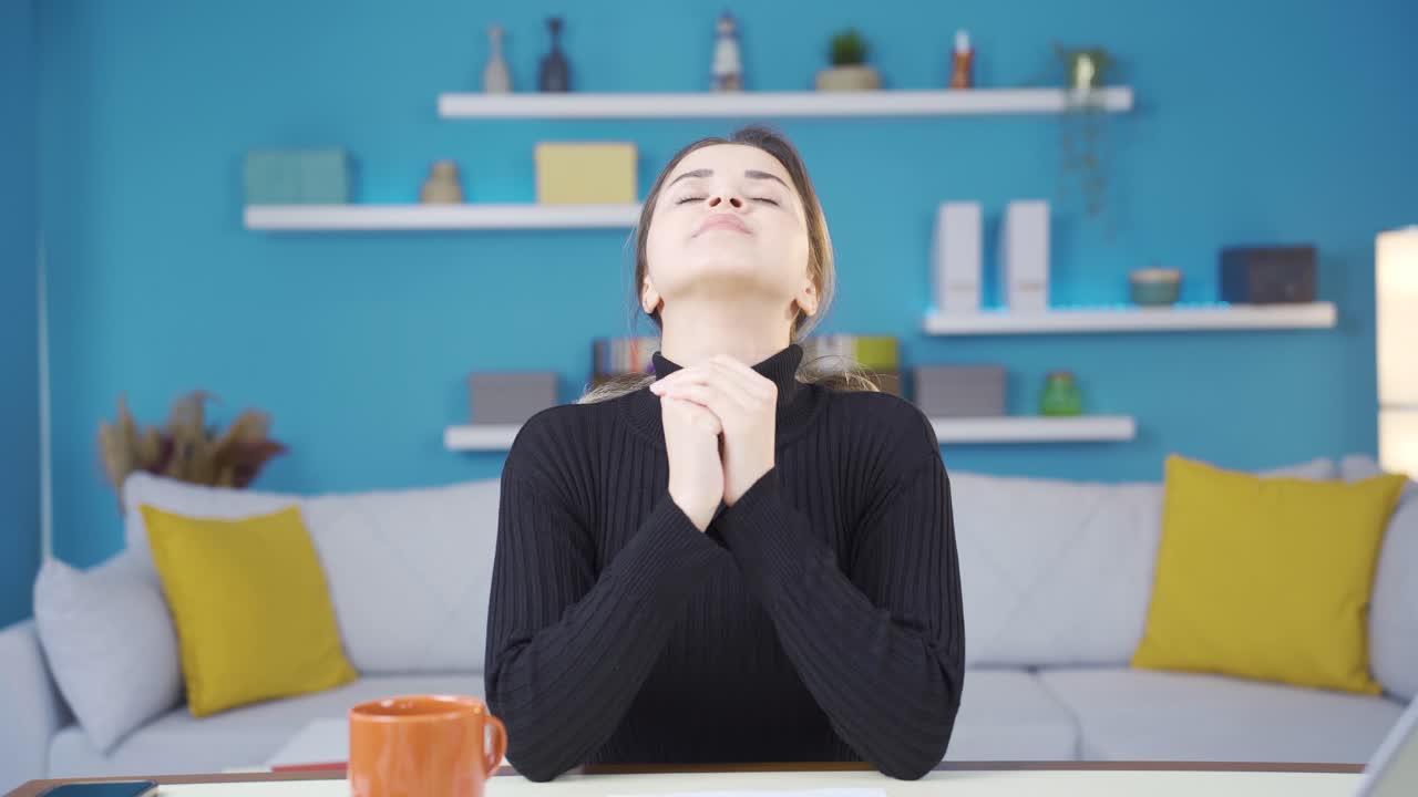 집 사무실에서 일하는 젊은 기업가 여성의 피곤하고 지친 초상화.