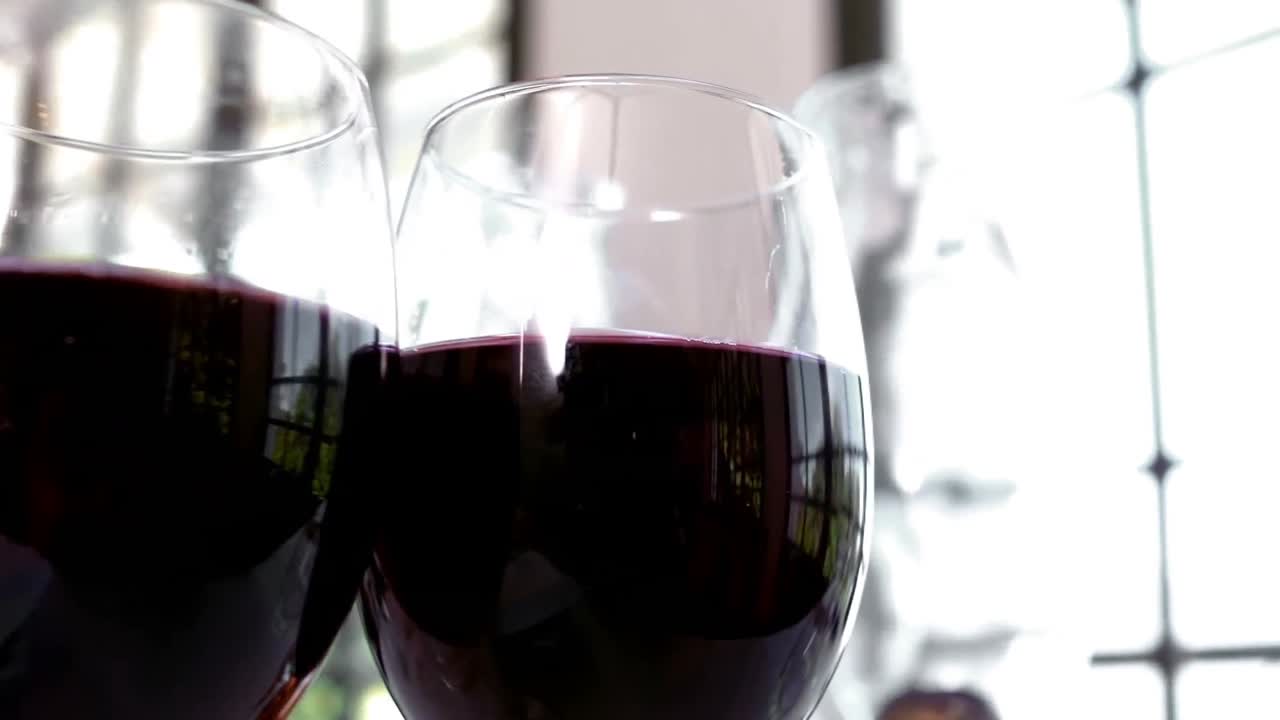 Primo piano di due bicchieri di vino rosso