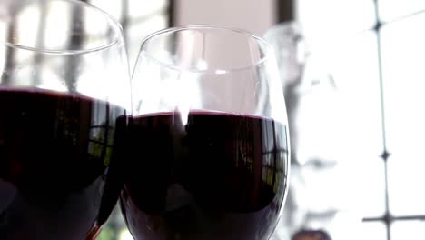 primer plano de dos copas de vino tinto