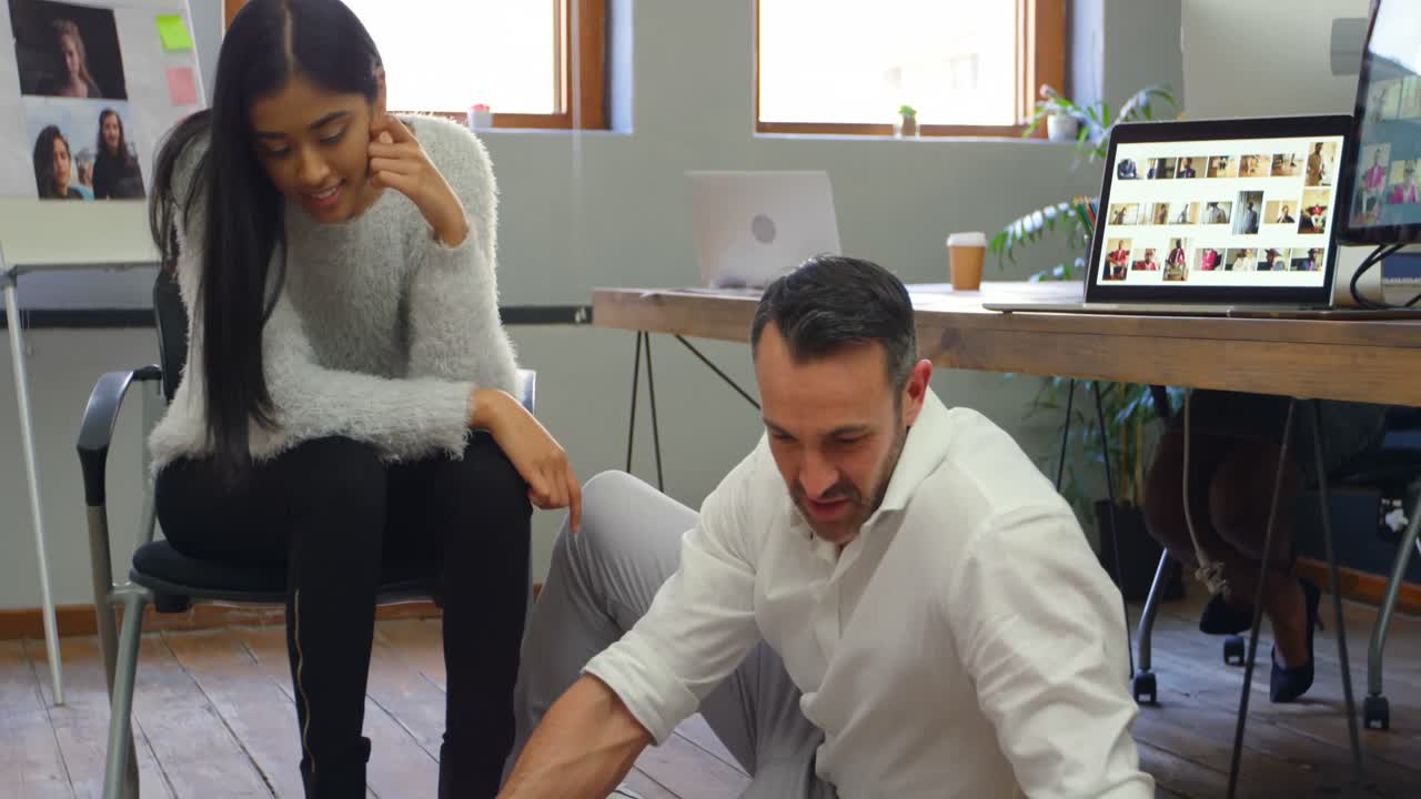 diseñadores gráficos masculinos y femeninos discutiendo sobre fotografías 4k