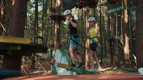 gente en el campamento de aventuras