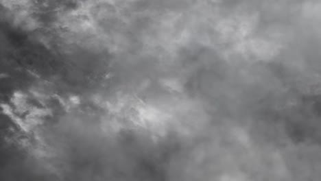 vista de las tormentas eléctricas que golpean a través del fondo del cielo oscuro 4k