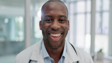 Doctor,-Sonrisa-Y-Rostro-De-Hombre-Negro-En-El-Hospital.