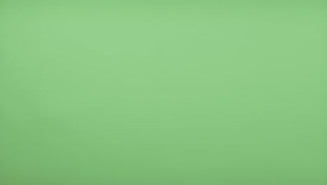 el puño de un hombre de negocios en la pantalla verde. la nueva normalidad.