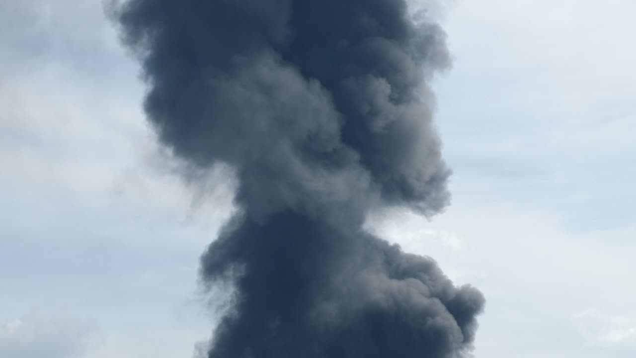 석유 저장소에서 폭발 후 거대한 불과 검은 연기가 아져 나왔습니다.