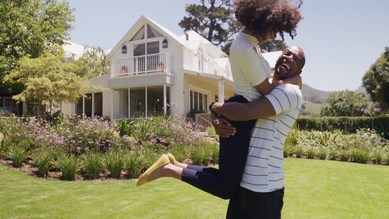 Casal mestiço feliz aproveitando no jardim em um dia ensolarado