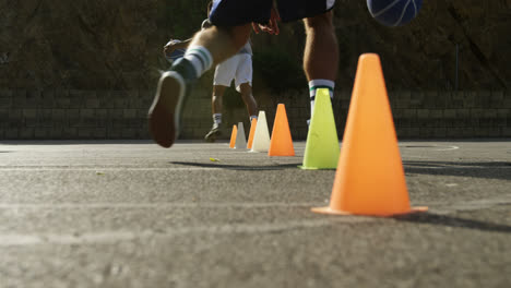 jugadores de baloncesto practicando el dribble